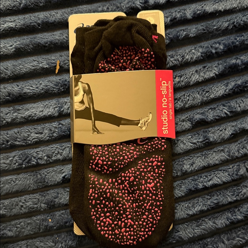 Studio No-Slip Black and Pink Socks